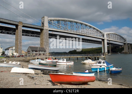 La Tamar attraversando il Royal Albert bridge è un incrocio ferroviario disegnato e progettato da Isambard Kingdom Brunel e croci Foto Stock