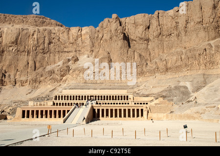 Deir el-Bahri è un complesso di camera mortuaria templi e tombe si trova di fronte a Luxor sulla riva occidentale del fiume Nilo. Il Foto Stock