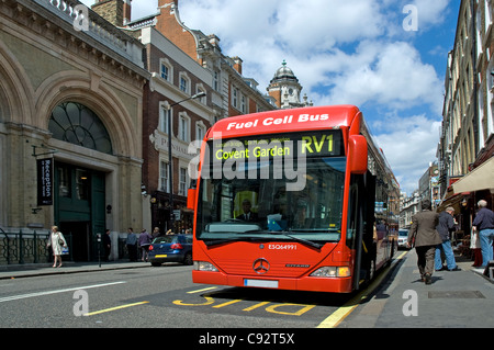 Zero emissioni Mercedes Benz cella a combustibile idrogeno Gli autobus operano a Londra per il trasporto di passeggeri in giro per le strade di occupato Foto Stock