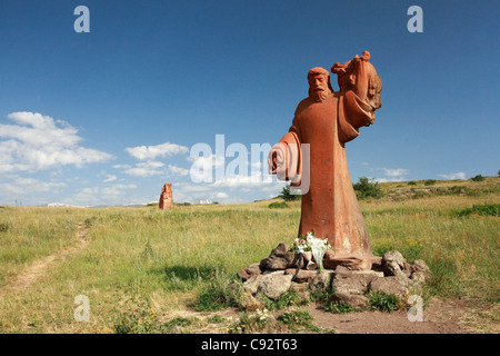 Il Parco di lettere è costituito da lettere dell'alfabeto armeno con una statua del suo fondatore san Mesrob nei pressi del Monte Aragats. Foto Stock