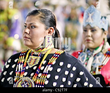 Scottsdale, Arizona - Partecipanti all'inter-tribal Montagna Rossa Eagle Powwow tenutosi presso la Pima-Maricopa comunità indiana. Foto Stock