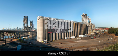 Portland Cement Company Impianto di fabbrica Oregon Stati Uniti vicino a ponte in acciaio sul fiume Willamette Foto Stock