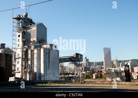 Portland Cement Company Impianto di fabbrica Oregon Stati Uniti vicino a ponte in acciaio sul fiume Willamette Foto Stock