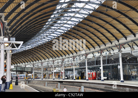 Vi è una grande storica stazione ferroviaria di Newcastle, aperto nel 1850. Foto Stock