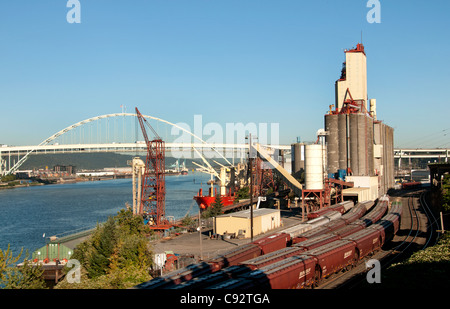 Portland Cement Company Impianto di fabbrica Oregon Stati Uniti vicino a ponte in acciaio sul fiume Willamette Foto Stock