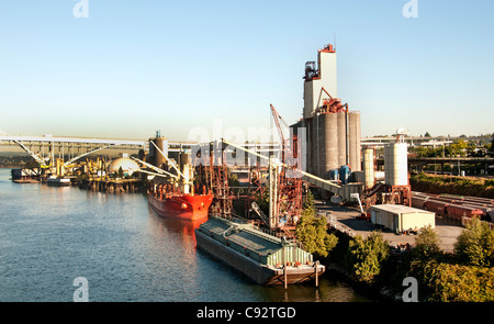 Portland Cement Company Impianto di fabbrica Oregon Stati Uniti vicino a ponte in acciaio sul fiume Willamette Foto Stock