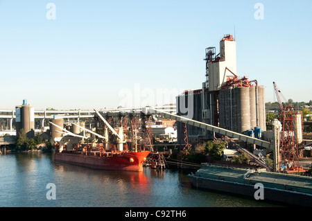 Portland Cement Company Impianto di fabbrica Oregon Stati Uniti vicino a ponte in acciaio sul fiume Willamette Foto Stock