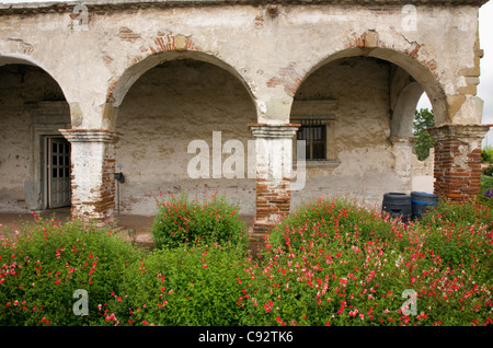 CALIFORNIA - fiori che sbocciano in giardini ben curati intorno gli edifici storici presso la missione di San Juan Capistrano. Foto Stock