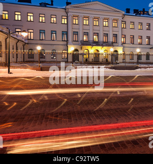 Il traffico dal Palazzo Presidenziale di Helsinki Foto Stock