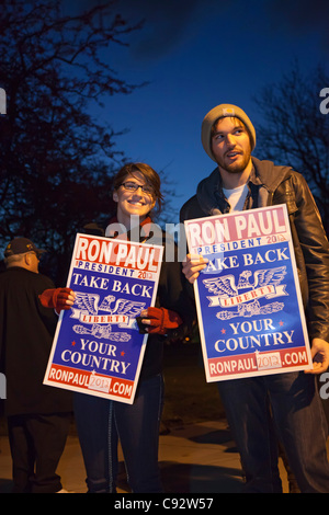 Auburn Hills, Michigan - Ron Paul sostenitori promuovere il loro candidato al di fuori del repubblicano dibattito presidenziale a Oakland University. Foto Stock