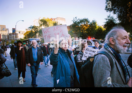 Diverse centinaia di latino e il nero di residenti di Washington Heights marzo 11 miglia da Washington Heights a Zuccotti Park Foto Stock