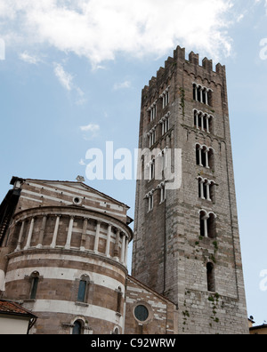 La Chiesa di San Frediano a Lucca può essere visto da lontano con il suo distintivo tower o il campanile costruito tra il 1112 e Foto Stock