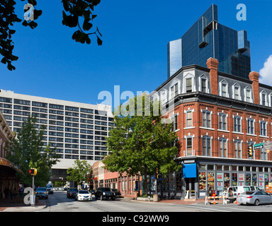 Houston Street nella zona di intersezione con W la terza strada del Sundance Square District del centro di Fort Worth, Texas, Stati Uniti d'America Foto Stock