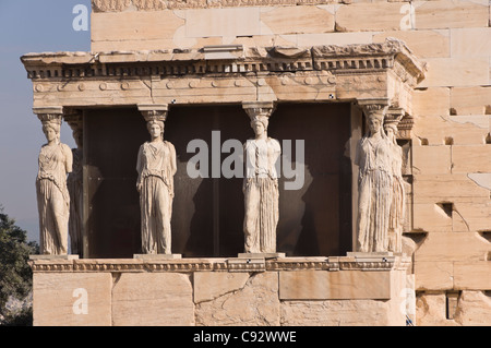 Atene - l'Eretteo tempio dell'Acropoli, con sei restanti Cariatide formare colonne che supportano il suo portico Foto Stock