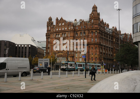 Metrolink decorate papavero tram davanti di Midland Hotel Manchester Foto Stock