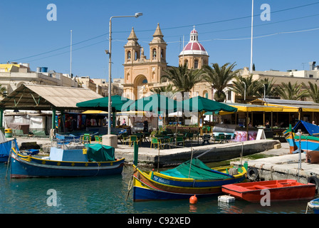 Il porto di Marsaxlokk a Malta è comunque pienamente funzionale e supporta una vivace economia della pesca. Foto Stock