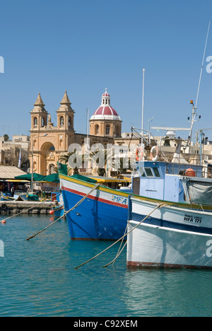 Il porto di Marsaxlokk a Malta è comunque pienamente funzionale e supporta una vivace economia della pesca. Foto Stock