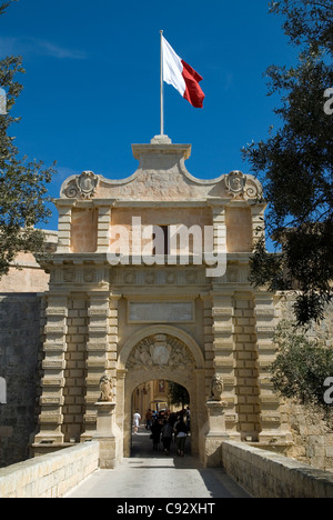 La porta medievale della città vecchia di Mdina a Malta è un impressionante entrata nella città storica. Foto Stock