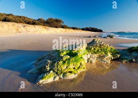 Rocce di sunrise su Stradbroke Island, Queensland, Australia Foto Stock