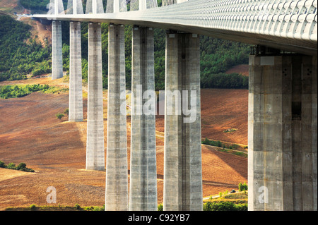 Il viadotto di Millau, Languedoc, Francia. Cavo-alloggiato un ponte stradale porta A75 autostrada sopra la valle del fiume Tarn Foto Stock