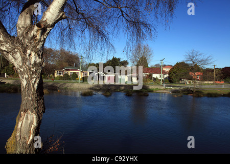 Vista generale mostra quake-case danneggiate attraverso il fiume Avon che attraversa il borgo di Avondale,Christchurch, Nuova Zelanda Foto Stock