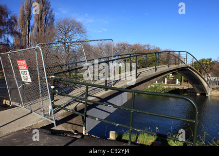 Vista generale mostra quake-case danneggiate attraverso il fiume Avon che attraversa il borgo di Avondale,Christchurch, Nuova Zelanda Foto Stock