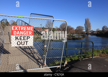 Vista generale mostra quake-case danneggiate attraverso il fiume Avon che attraversa il borgo di Avondale,Christchurch, Nuova Zelanda Foto Stock