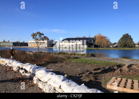 Vista generale mostra quake-case danneggiate attraverso il fiume Avon che attraversa il borgo di Avondale,Christchurch, Nuova Zelanda Foto Stock