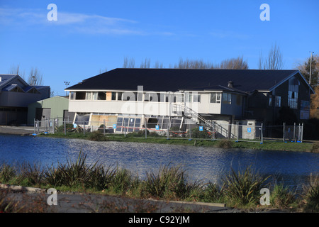 Vista generale mostra quake-case danneggiate attraverso il fiume Avon che attraversa il borgo di Avondale,Christchurch, Nuova Zelanda Foto Stock