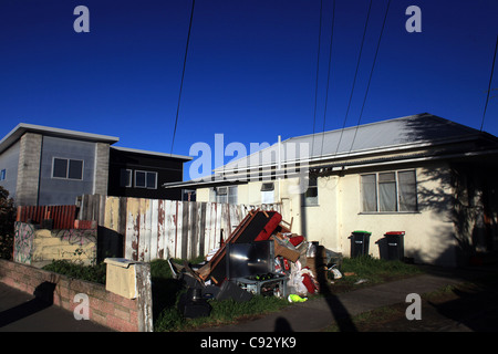 Vista generale mostra quake-case danneggiate attraverso il fiume Avon che attraversa il borgo di Avondale,Christchurch, Nuova Zelanda Foto Stock