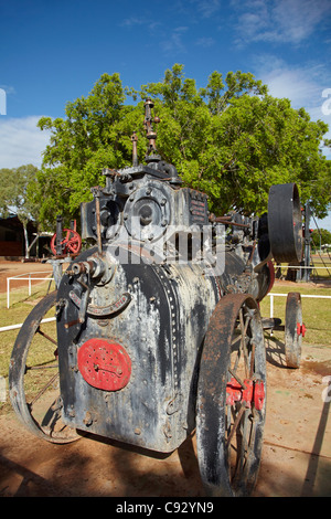 Il vecchio motore trazione e gold rush reliquie, Memorial Park, Halls Creek, regione di Kimberley, Australia occidentale, Australia Foto Stock