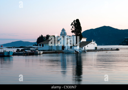 Vlacherna Monastery. Il convento a Vlacherna nella baia sottostante Kanoni, Corfù, Grecia. Foto Stock