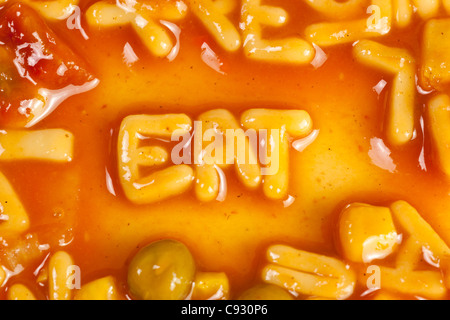 Alfabeto pasta sagomato formante la parola mangiare in salsa di pomodoro Foto Stock