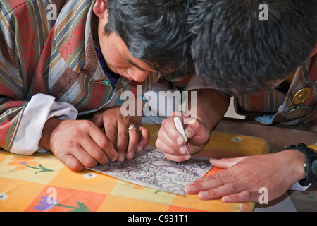 Studenti presso l Istituto Nazionale di Zorig Chusum imparare l arte della tradizionale pittura thangka. Foto Stock