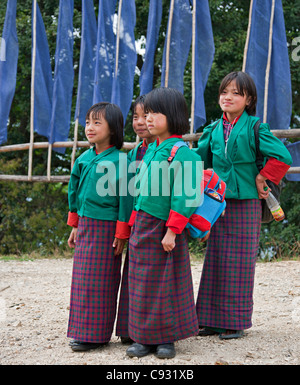 Studentesse sulla loro strada di ritorno da scuola vicino a Mongar, una piccola cittadina collinare nell est del Bhutan. Foto Stock