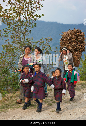 Le madri di tornare a casa con i loro allievi vicino a Mongar. Foto Stock