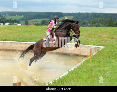 Cavaliere a cavallo salta un acqua durante una tre giorni di gestione degli eventi Foto Stock