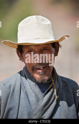 Un agricoltore nella valle Chumey indossando abiti nazionali, la gho. Foto Stock