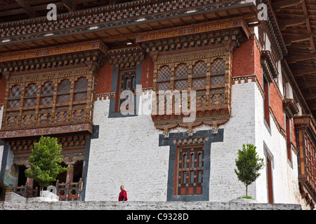 Il suggestivo interno della massiccia Trongsa Dzong, o fortezza che è stata costruita nel 1640s. Foto Stock