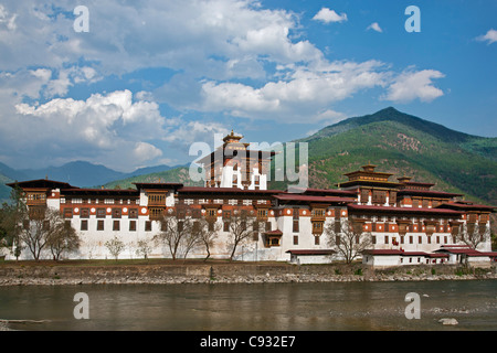 Il XVII secolo Punakha Dzong è il secondo più antico e la seconda più grande dzong in Bhutan. Foto Stock