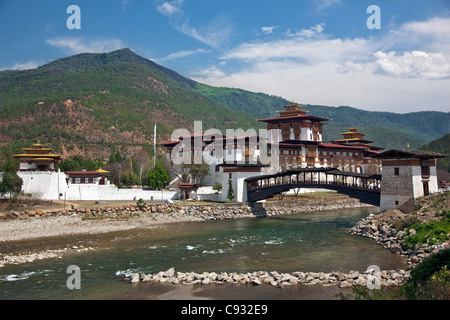 Il XVII secolo Punakha Dzong è il secondo più antico e la seconda più grande dzong in Bhutan. Foto Stock