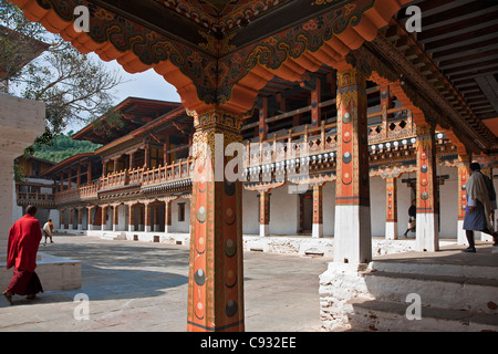Magnifica di vecchi edifici racchiudono un cortile in Punakha Dzong, è la seconda più antica e più grande dzong in Bhutan. Foto Stock