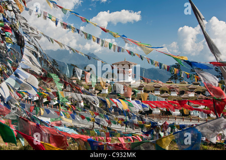 Alcuni dei 108 Druk Wangyel chortens e preghiere numerose bandiere del 3.000 metri-alta Dochu La Pass. Foto Stock