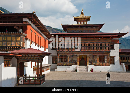 Ornato edifici monastici circondano il cortile del Trashi Chhoe Dzong in Thimphu. Foto Stock