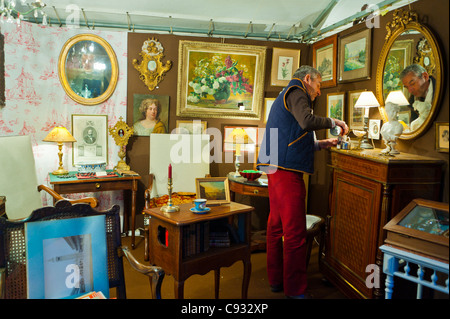 Parigi, Francia, Bastille Brocante, imprenditore nel negozio di antiquariato francese Mercato Vintage Foto Stock