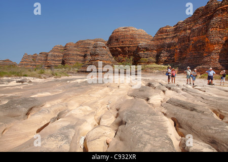 I turisti in pista a Piccaninny Creek, pasticciare Bungles, Parco Nazionale di Purmululu, regione di Kimberley, Australia occidentale Foto Stock