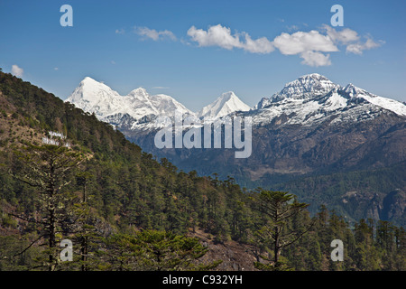 Una superba vista sulle montagne innevate dall'Cheli La Pass, Bhutans più alta strada motorable. Foto Stock