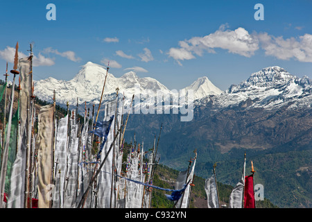 Una superba vista sulle montagne innevate dall'Cheli La Pass, Bhutans più alta strada motorable. Foto Stock