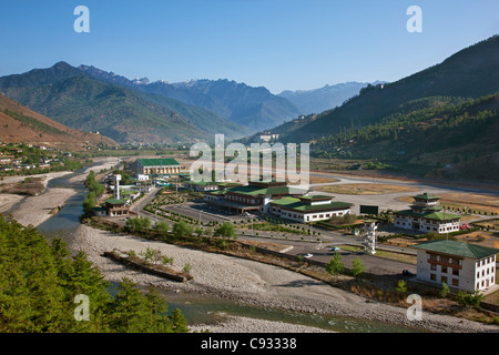 Solo Bhutans Airport è situato in alta quota nella periferia di Paro. Foto Stock