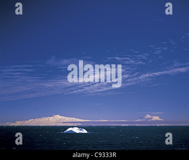 Mt. Il terrore e la Erebus, Mare di Ross, Antartide Foto Stock